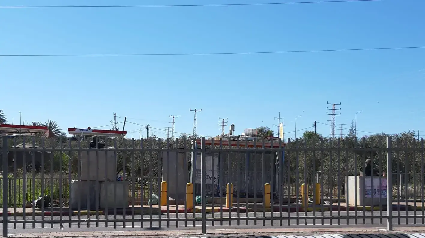 מה שראו הלוחמים מעבר לכביש כשהמחבל תקף את הלוחם מעבר לכביש. גדר מפרידה ביניהם מה שראו הלוחמים מעבר לכביש כשהמחבל תקף את הלוחם מעבר לכביש. גדר מפרידה ביניהם