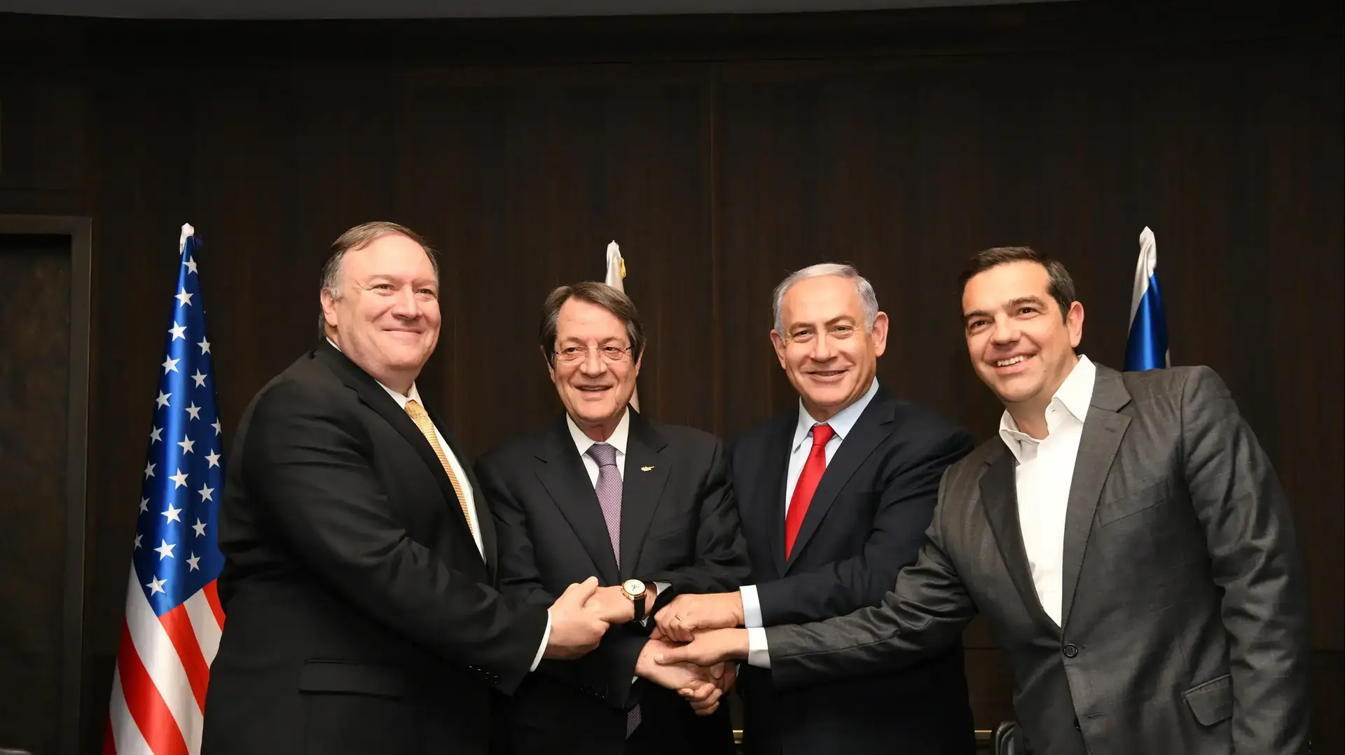 פגישת ראש הממשלה בנימין נתניהו עם מזכיר המדינה האמריקאי פומפאו, רה"מ יוון ציפראס ונשיא קפריסין ניקוס אנסטסיאדיס במלון מצודת דוד בירושלים. צילום: עמוס בן גרשום לע"מ פגישת ראש הממשלה בנימין נתניהו עם מזכיר המדינה האמריקאי פומפאו, רה"מ יוון ציפראס ונשיא קפריסין ניקוס אנסטסיאדיס במלון מצודת דוד בירושלים. צילום: עמוס בן גרשום לע"מ
