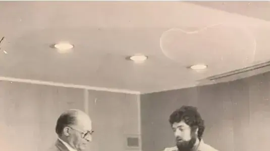 1980- שמעון שבס, מזכיר קיבוץ אפיק ויור ועד ישובי הגולן, מעביר לבגין עצומה עם 745 אלף חתימות, שקוראת להחלת החוק הישראלי על רמת הגולן. מימין- ח"כ אברהם כ"ץ-עוז, יו"ר לובי הגולן בכנסת (מערך) 1980- שמעון שבס, מזכיר קיבוץ אפיק ויור ועד ישובי הגולן, מעביר לבגין עצומה עם 745 אלף חתימות, שקוראת להחלת החוק הישראלי על רמת הגולן. מימין- ח"כ אברהם כ"ץ-עוז, יו"ר לובי הגולן בכנסת (מערך)