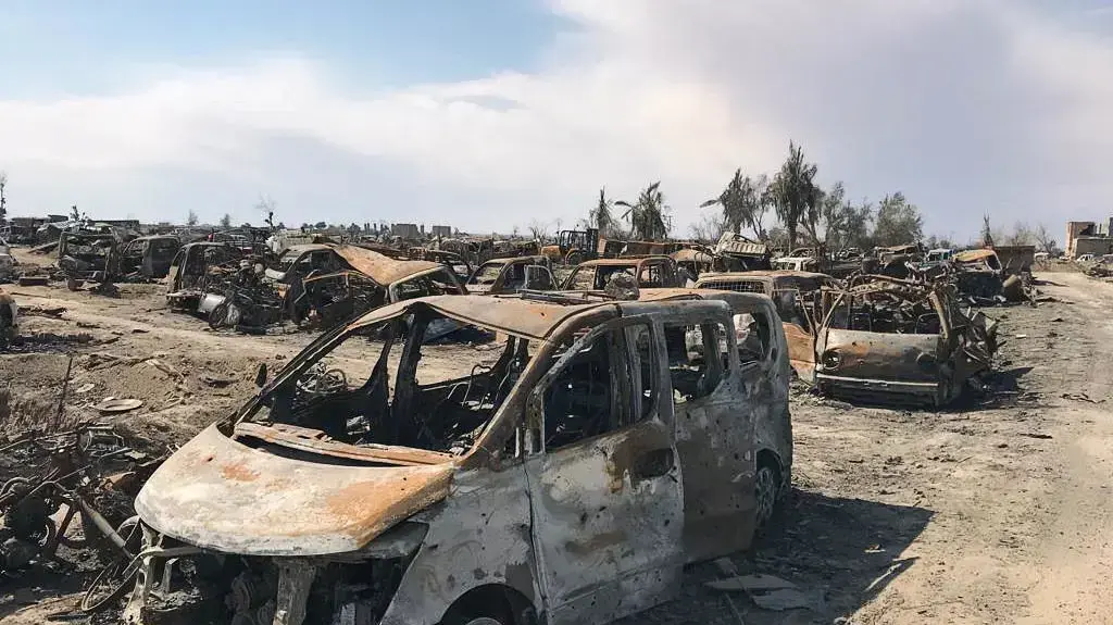 מכונית הרוסה בעיר בגהוז שבסוריה אחרי שנכבשה מחדש מידי דאעש ב-23 במרץ 2018 מכונית הרוסה בעיר בגהוז שבסוריה אחרי שנכבשה מחדש מידי דאעש ב-23 במרץ 2018