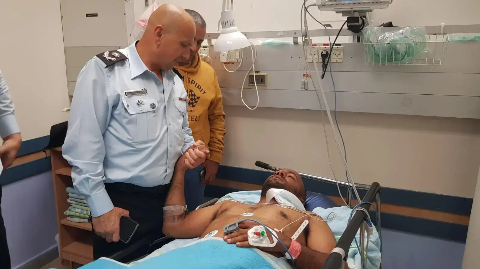 ממלא מקום הנציב, גונדר אשר וקנין, ביקר הלילה בבית חולים סורוקה את קצין שב״ס שהותקף על ידי אסיר ביטחוני בבית סוהר קציעות