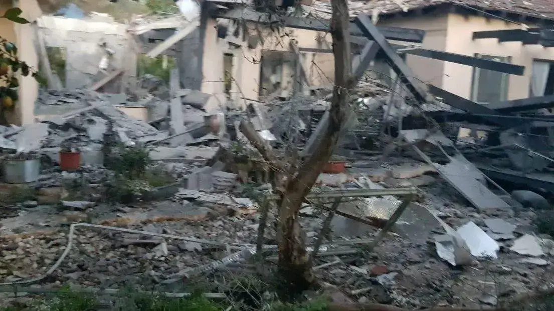 נפילת רקטה בבית במושב בעמק חפר נפילת רקטה בבית במושב בעמק חפר
