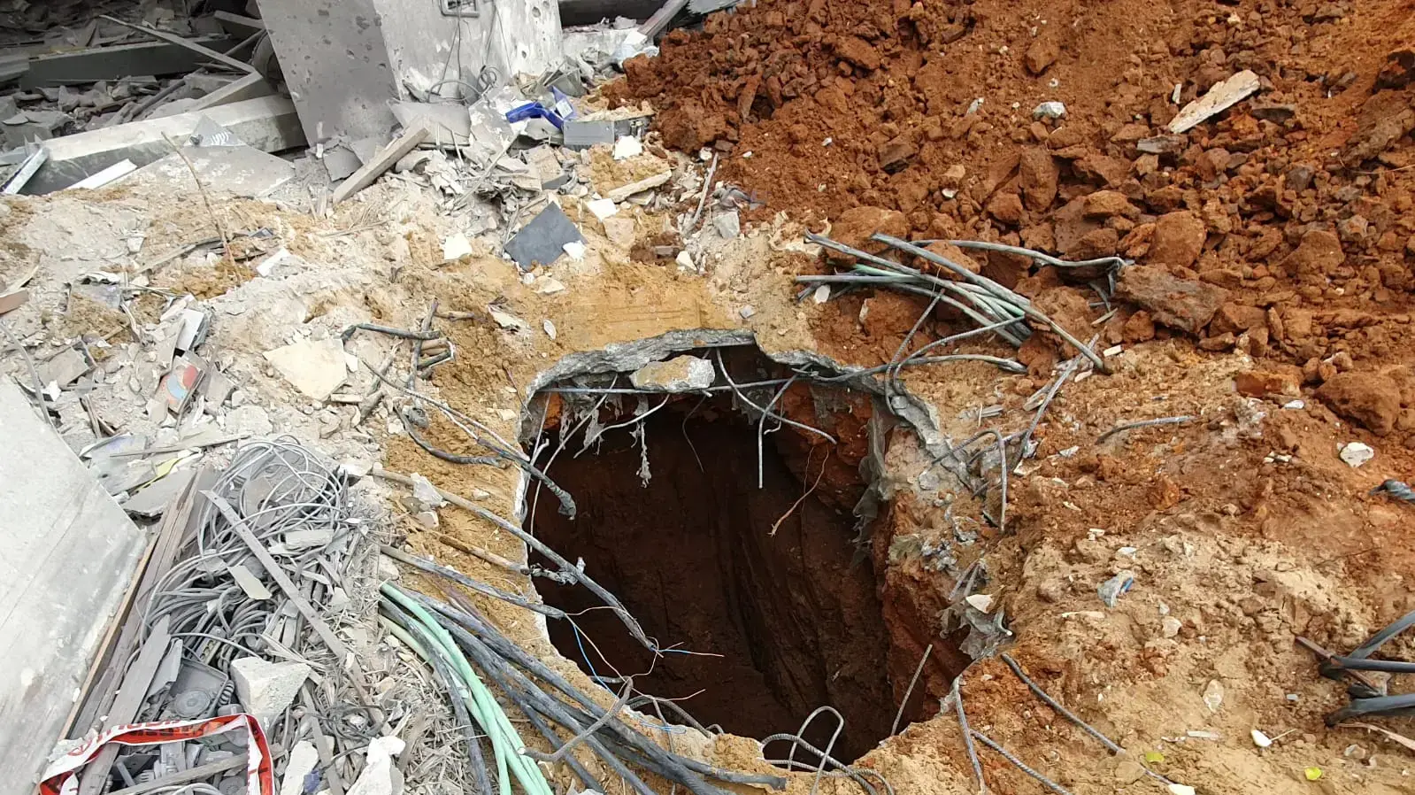 החור שנוצר באדמה מהרקטה שנורתה לבית במושב משמרת בשרון החור שנוצר באדמה מהרקטה שנורתה לבית במושב משמרת בשרון