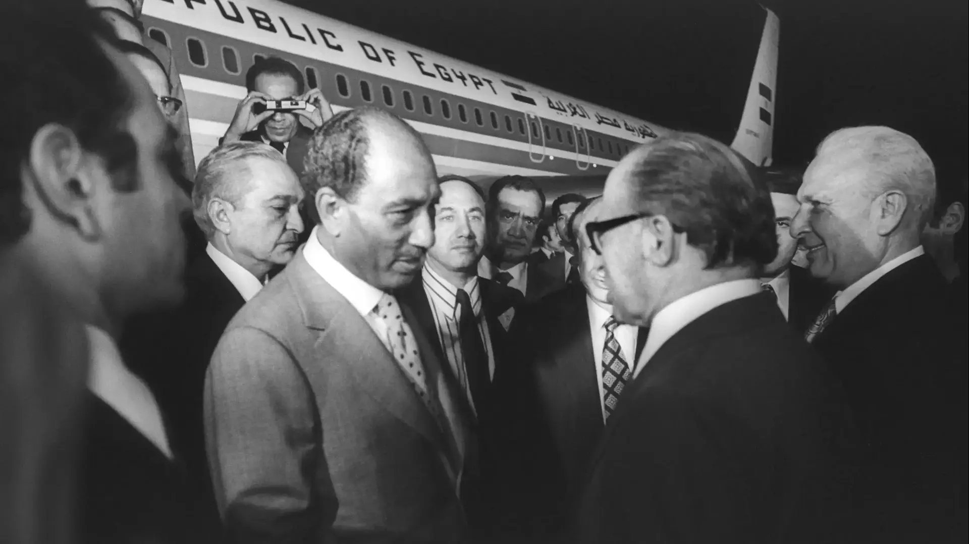 מנחם בגין אנוואר סאדאת הסכם שלום עם מצרים נתב"ג נובמבר 1977 מנחם בגין אנוואר סאדאת הסכם שלום עם מצרים נתב"ג נובמבר 1977