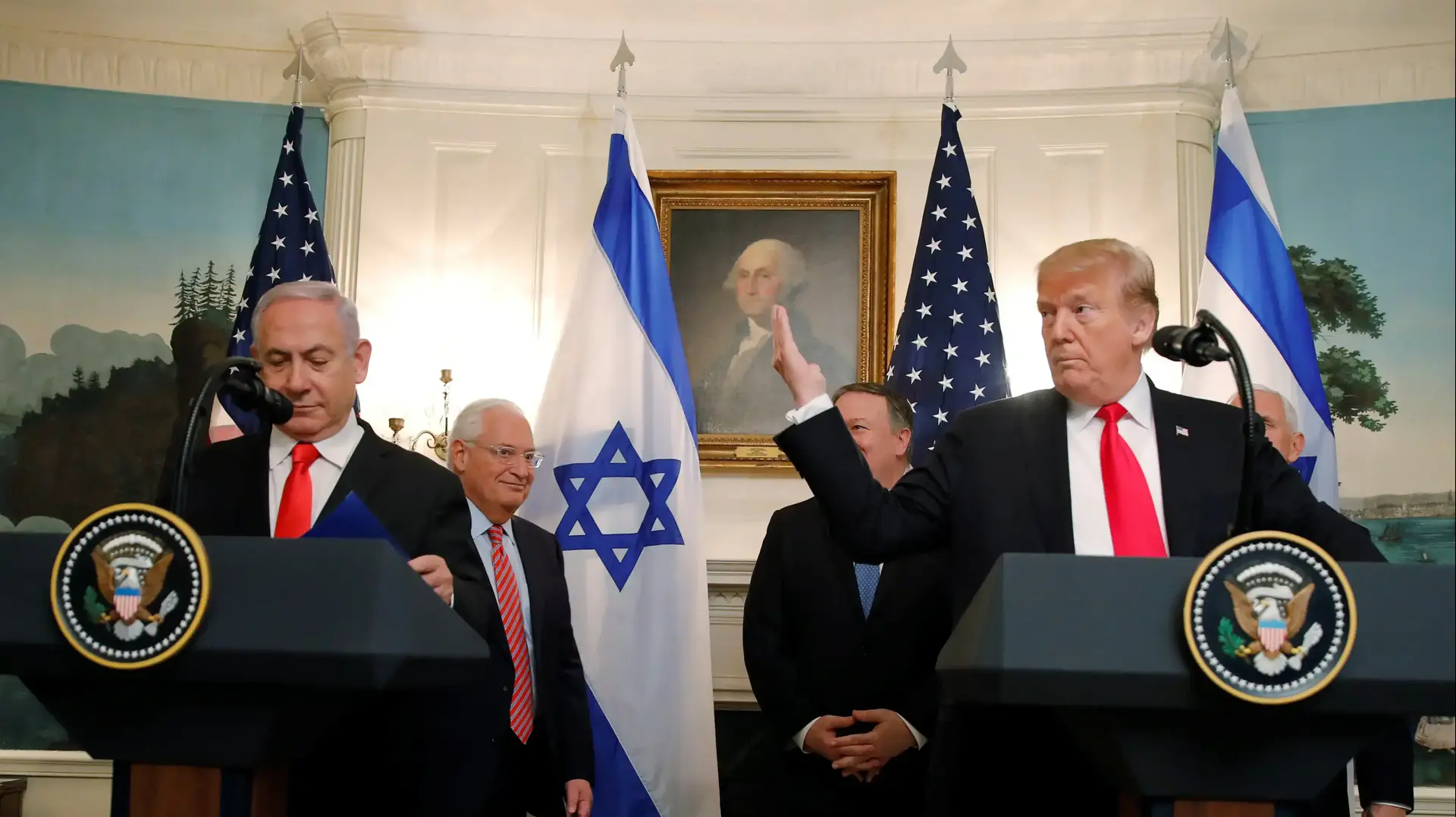 נשיא ארה"ב, דונלד טראמפ וראש הממשלה בנימין נתניהו רגע לפני פגישתם בבית הלבן 25 במרץ 2019
נשיא ארה"ב, דונלד טראמפ וראש הממשלה בנימין נתניהו רגע לפני פגישתם בבית הלבן 25 במרץ 2019
