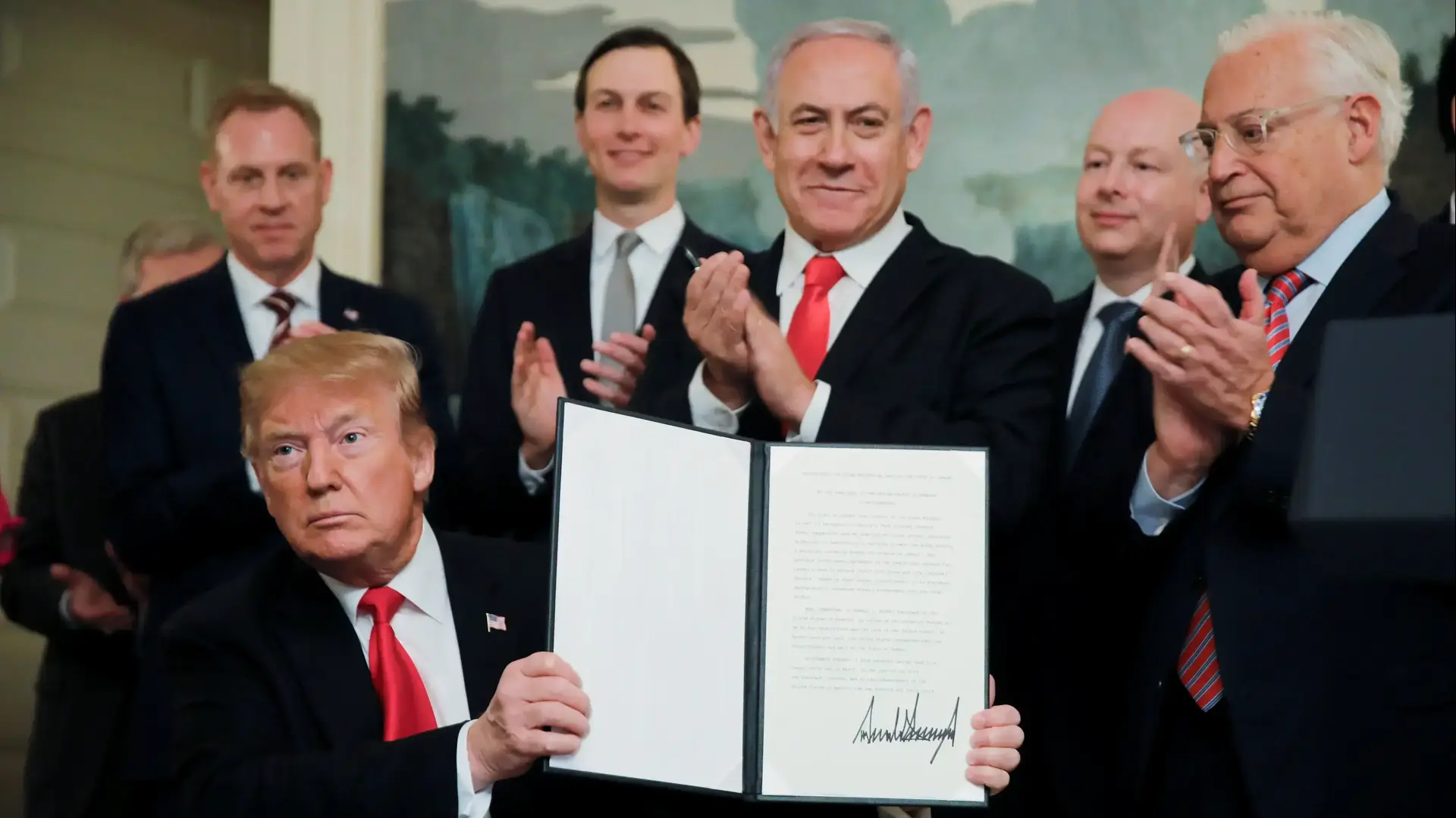 נשיא ארה"ב, דונלד טראמפ חותם על צו המכיר ברמת הגולן כריבונות ישראלית במהלך פגישתו עם ראש הממשלה בנימין נתניהו במהלך פגישתם בבית הלבן, 25 במרץ 2019