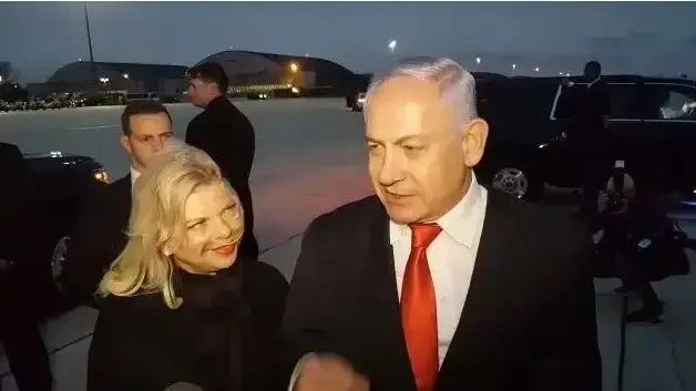 ראש הממשלה בנימין נתניהו ורעייתו שרה לפני המראתם חזרה לישראל מארצות הברית, 26 במרץ 2019 ראש הממשלה בנימין נתניהו ורעייתו שרה לפני המראתם חזרה לישראל מארצות הברית, 26 במרץ 2019