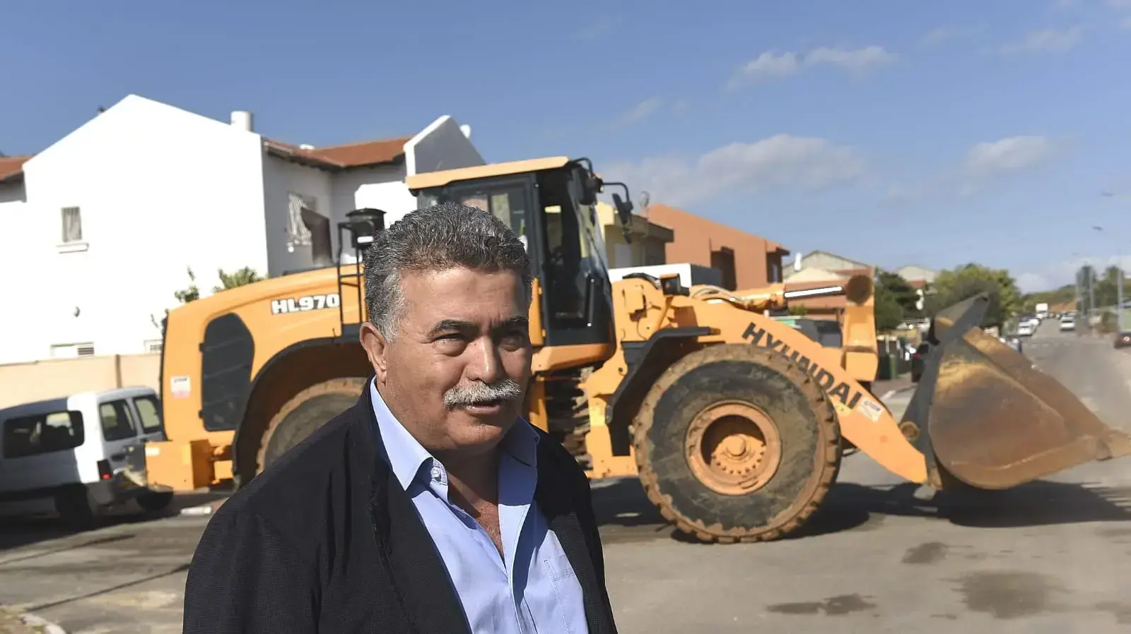 עמיר פרץ בעת הגעתו לבית שניזוק מירי הרקטה לשדרות 26 במרץ 2019 עמיר פרץ בעת הגעתו לבית שניזוק מירי הרקטה לשדרות 26 במרץ 2019