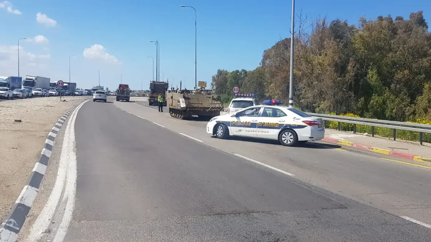 צומת אמונים על כביש 4 לכיוון דרום, גרר שהוביל כלי רכב צבאים השמיט על הכביש רכב מסוג נגמש 26 במרץ 2019
צומת אמונים על כביש 4 לכיוון דרום, גרר שהוביל כלי רכב צבאים השמיט על הכביש רכב מסוג נגמש 26 במרץ 2019