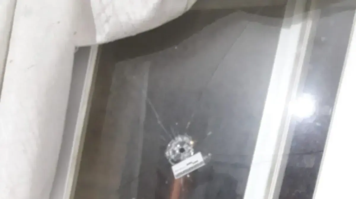 נזקי הקליע שפגע במבנה מגורים בבית אל וגרם לפציעתו של יד בן 9 26 במרץ 2019 נזקי הקליע שפגע במבנה מגורים בבית אל וגרם לפציעתו של יד בן 9 26 במרץ 2019