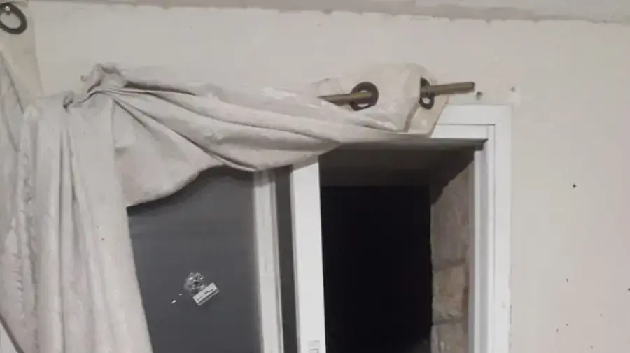 נזקי הקליע שפגע במבנה מגורים בבית אל וגרם לפציעתו של יד בן 9 26 במרץ 2019 נזקי הקליע שפגע במבנה מגורים בבית אל וגרם לפציעתו של יד בן 9 26 במרץ 2019