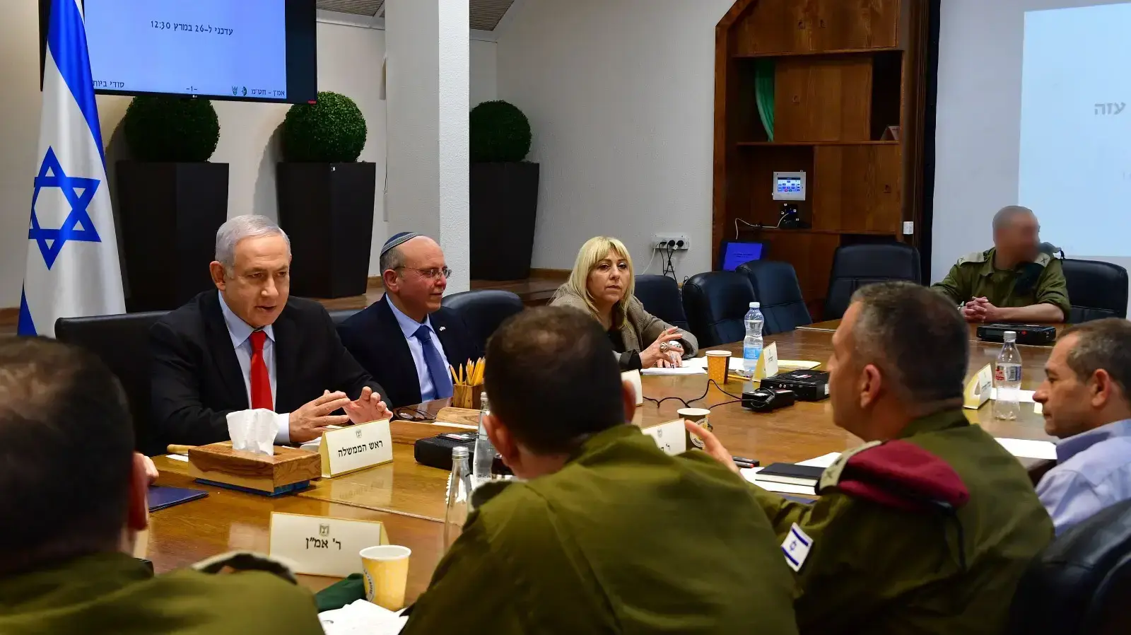 ראש הממשלה ושר הביטחון בנימין נתניהו בהערכת מצב והתייעצות ביטחונית בהשתתפות הרמטכ״ל, ראש השב״כ, ראש המל״ל ובכירי צה״ל ומערכת הביטחון. ראש הממשלה ושר הביטחון בנימין נתניהו בהערכת מצב והתייעצות ביטחונית בהשתתפות הרמטכ״ל, ראש השב״כ, ראש המל״ל ובכירי צה״ל ומערכת הביטחון.