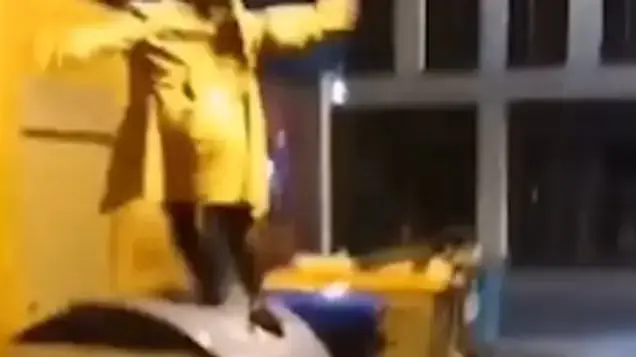 אישה מדלגת על פחים ונופלת פנימה