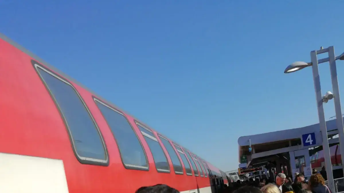 נוסעים מחכים לרכבת שבוטלה בתחנת נתניה, 27 במרץ 2019 נוסעים מחכים לרכבת שבוטלה בתחנת נתניה, 27 במרץ 2019