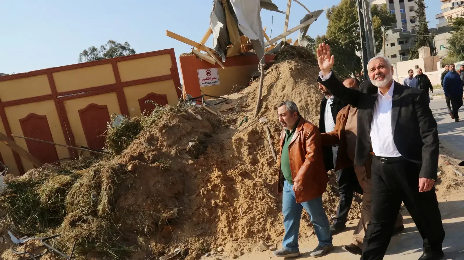 ראש הלשכה המדינית של חמאס, איסמעיל הנייה מחוץ למשרדו שהופגז על - ידי חיל האוויר 27 במרץ 2019 ראש הלשכה המדינית של חמאס, איסמעיל הנייה מחוץ למשרדו שהופגז על - ידי חיל האוויר 27 במרץ 2019