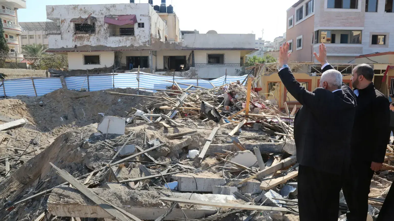 ראש הלשכה המדינית של חמאס, איסמעיל הנייה מחוץ למשרדו שהופגז על - ידי חיל האוויר 27 במרץ 2019 ראש הלשכה המדינית של חמאס, איסמעיל הנייה מחוץ למשרדו שהופגז על - ידי חיל האוויר 27 במרץ 2019