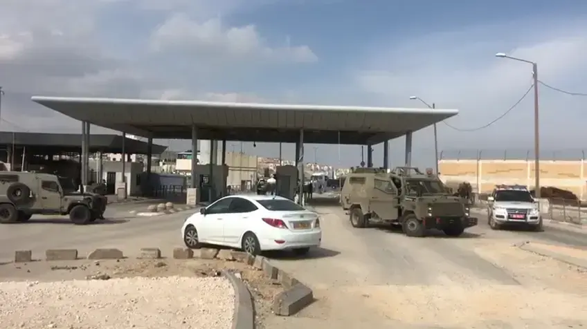 שוטר נפצע קל באירוע דריסה במחסום קלנדיה שבאזור ירושלים. הרכב, שהגיע מכיוון ירושלים, נמלט מהמקום