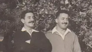 אליהו חסון משמאל, נתן חסון מימין. לפני שאליהו יצא לשליחות המוסד במרוקו -1957, בגניגר. אליהו חסון משמאל, נתן חסון מימין. לפני שאליהו יצא לשליחות המוסד במרוקו -1957, בגניגר.