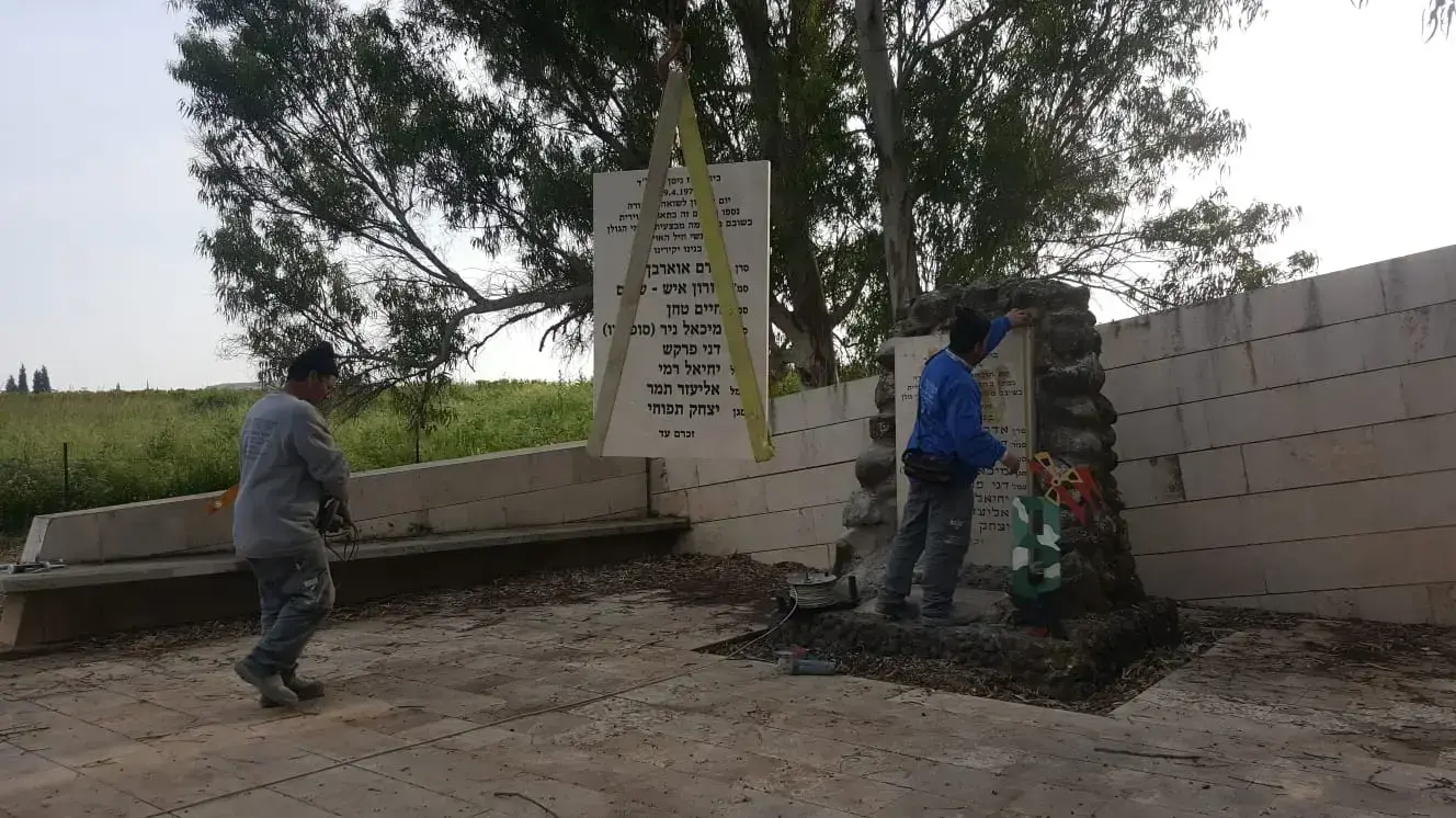 חזי שגב משפץ את אנדרטת חללי צה"ל במנחת מחניים, 20 מרץ 2019 חזי שגב משפץ את אנדרטת חללי צה"ל במנחת מחניים, 20 מרץ 2019