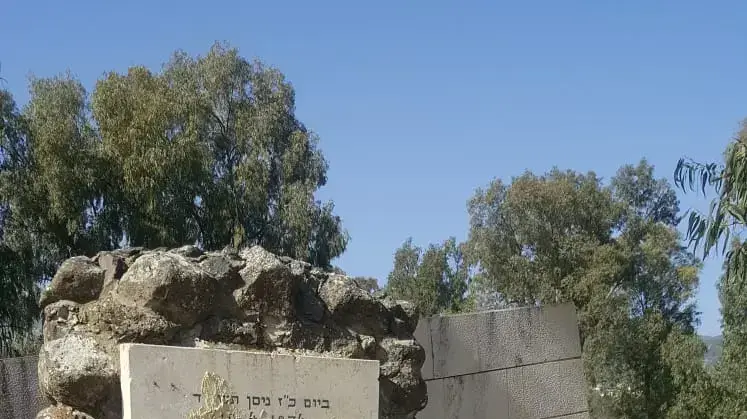 חזי שגב משפץ את אנדרטת חללי צה"ל במנחת מחניים, 20 מרץ 2019 חזי שגב משפץ את אנדרטת חללי צה"ל במנחת מחניים, 20 מרץ 2019