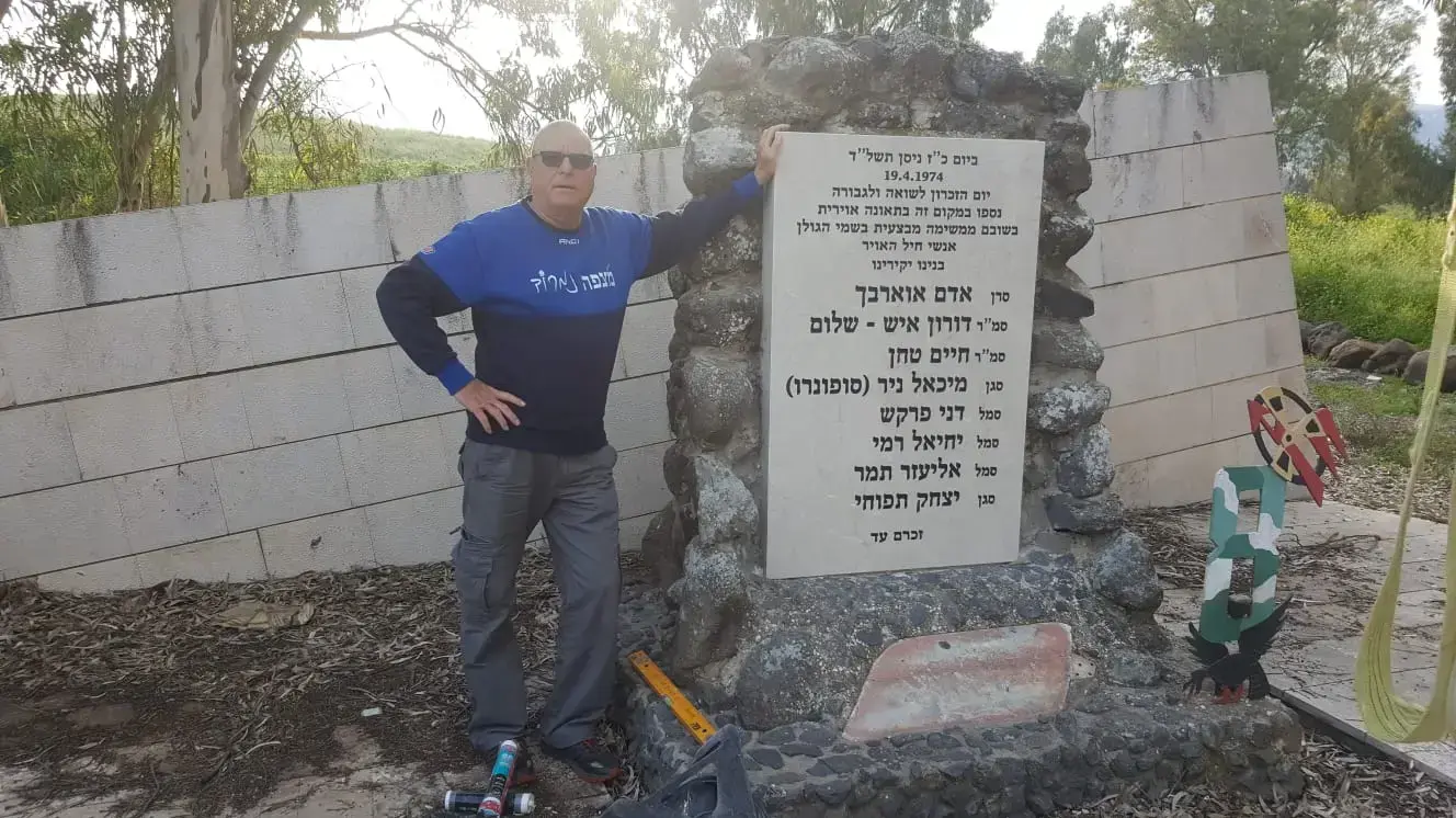 חזי שגב משפץ את אנדרטת חללי צה"ל במנחת מחניים, 20 מרץ 2019
