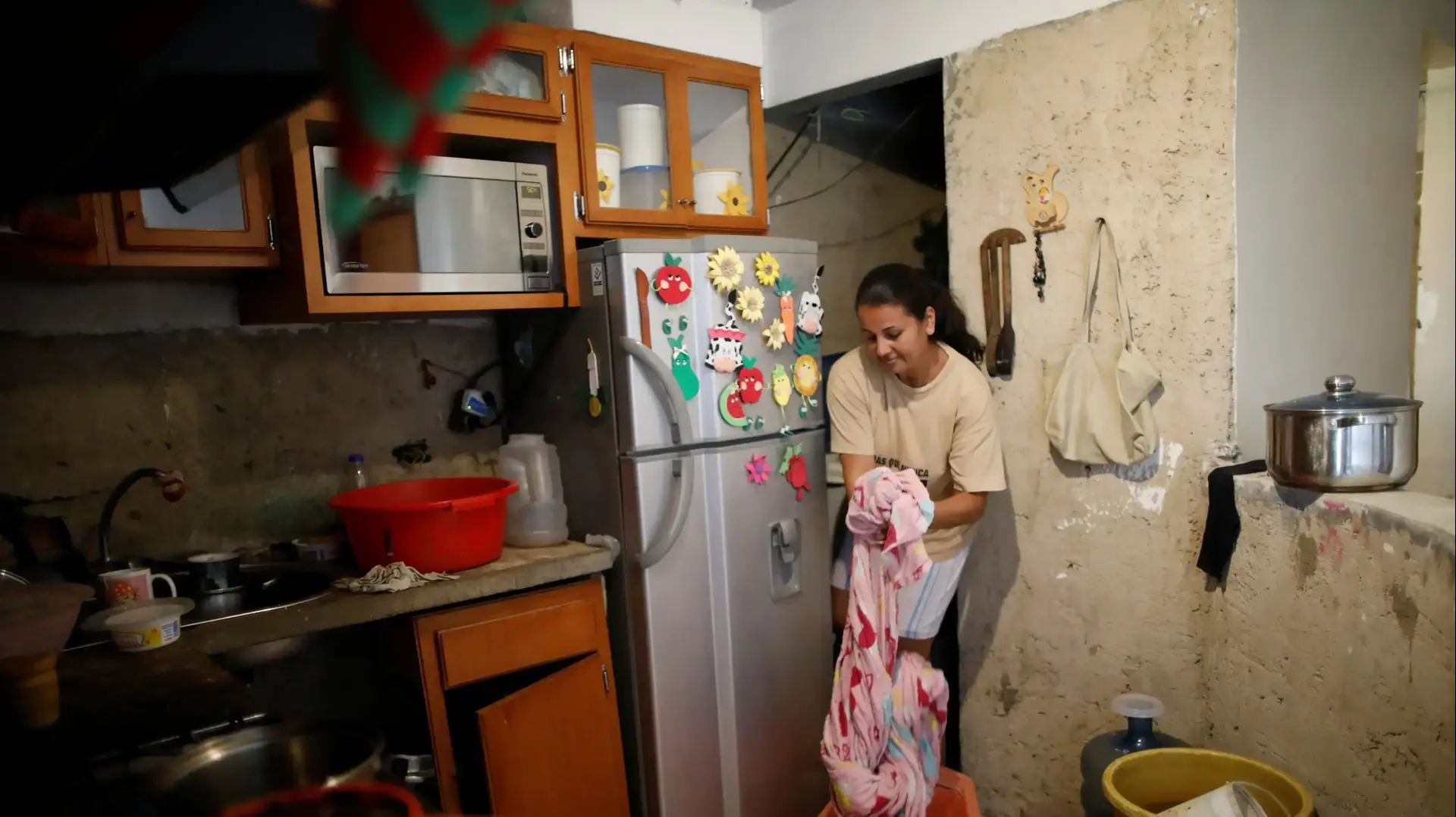 תושבת קראקס שוטפת שמיכה בדירתה על רקע המחסור במים בוונצואלה ב-18 במרץ 2019 תושבת קראקס שוטפת שמיכה בדירתה על רקע המחסור במים בוונצואלה ב-18 במרץ 2019
