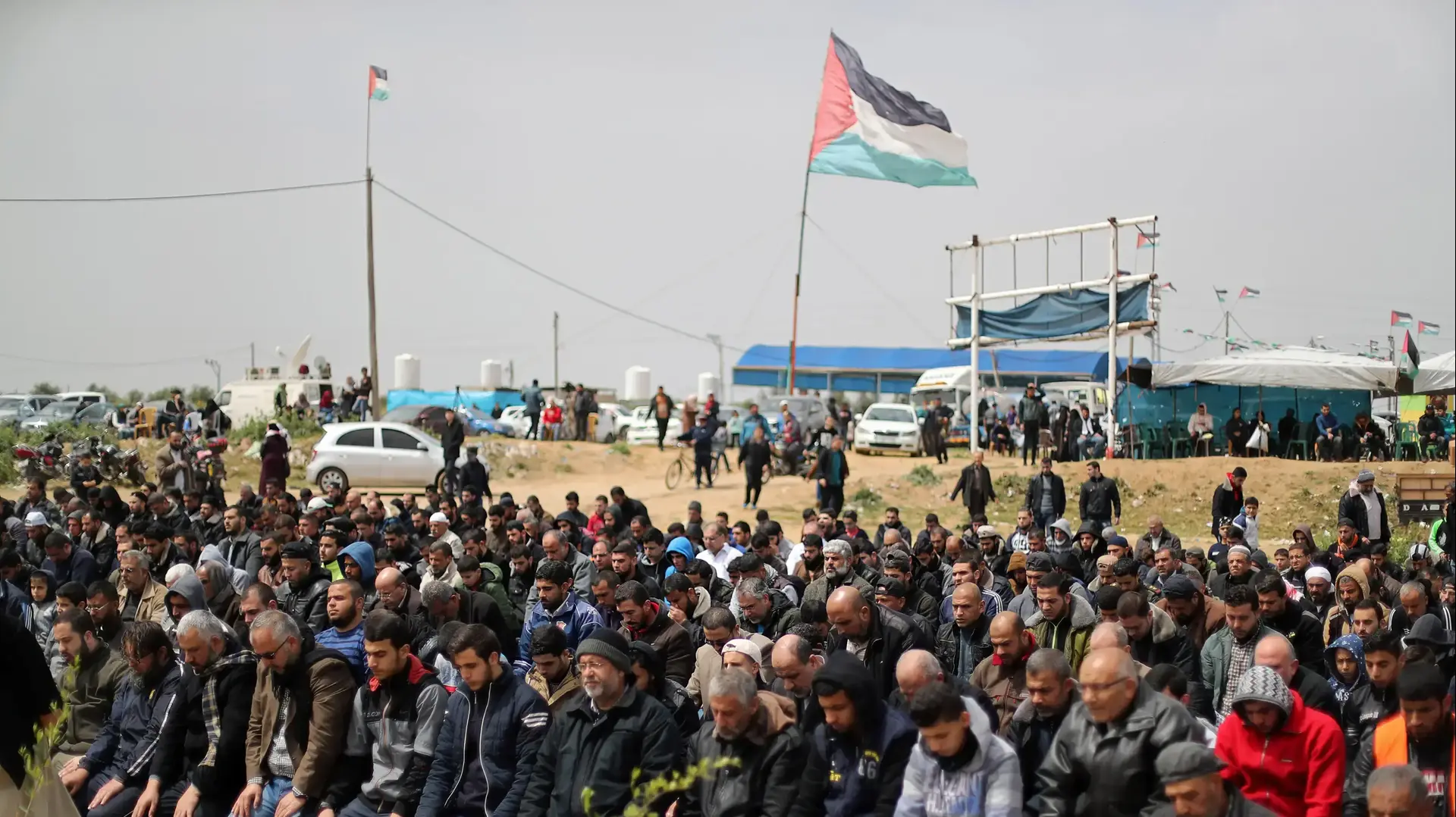 פלסטינים בצעדות השיבה בגבול רצעות עזה, 30 מרץ 2019 פלסטינים בצעדות השיבה בגבול רצעות עזה, 30 מרץ 2019