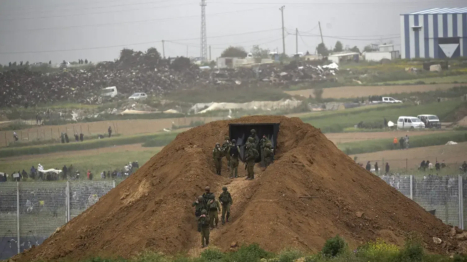 כוחות צה"ל ערוכים על גדר גבול רצועת עזה, פלסטינים בצעדות השיבה בגבול רצעות עזה, 30 מרץ 2019 כוחות צה"ל ערוכים על גדר גבול רצועת עזה, פלסטינים בצעדות השיבה בגבול רצעות עזה, 30 מרץ 2019