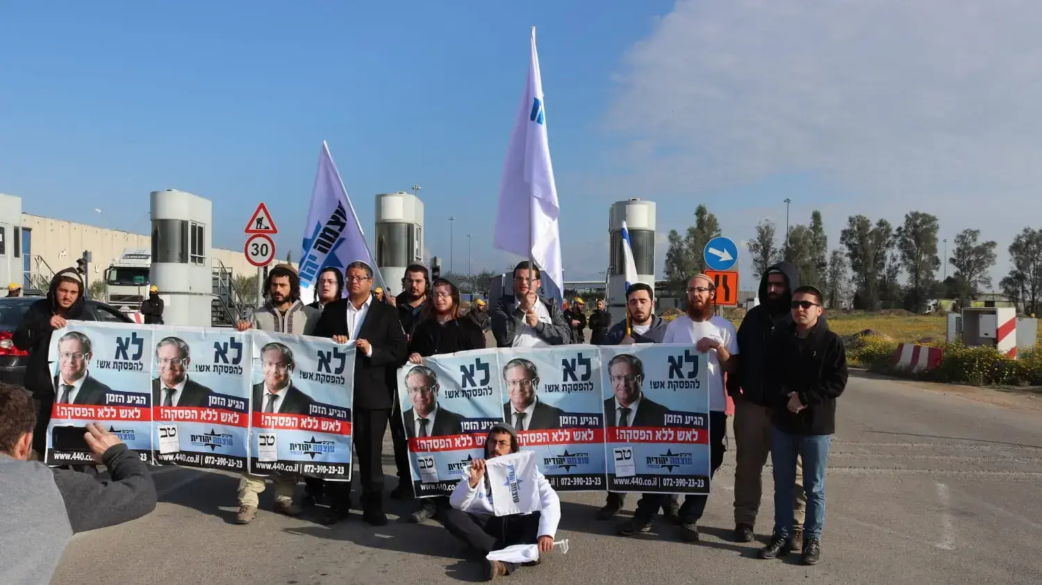 מהומה במעבר כרם שלום: פעילי עוצמה יהודית באיחוד מפלגות הימין חוסמים כעת את המעבר לתנועת משאיות לעזה.
