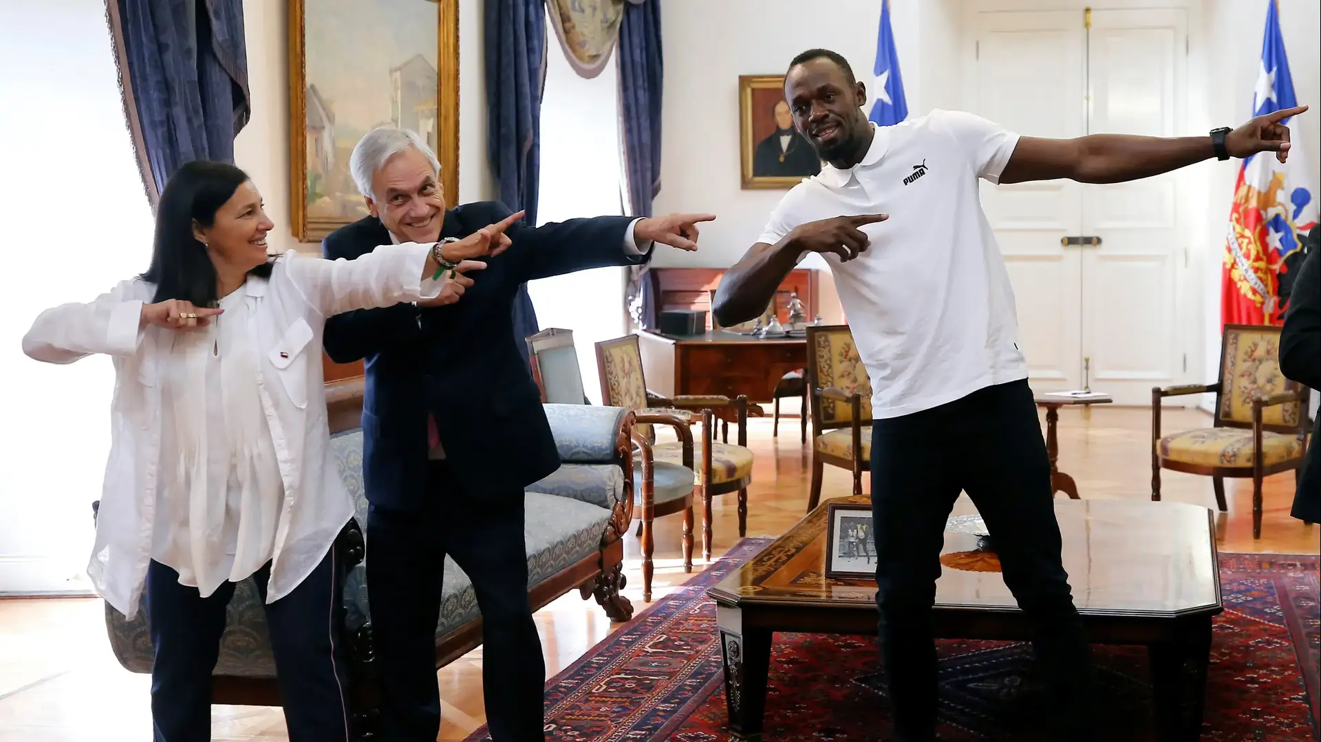 האצן יוסיין בולט וסמלו המסחרי מבקרים בארמונו של נשיא צ'ילה
