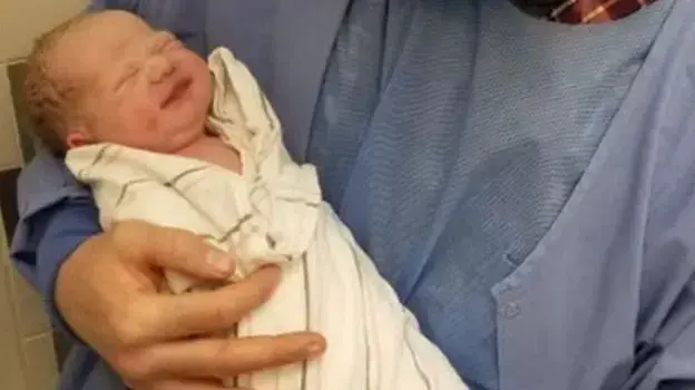 בנו של ראש עיריית סאות בנד פיט בוטיג'ג' במהלך לידתו בבית החולים 2019