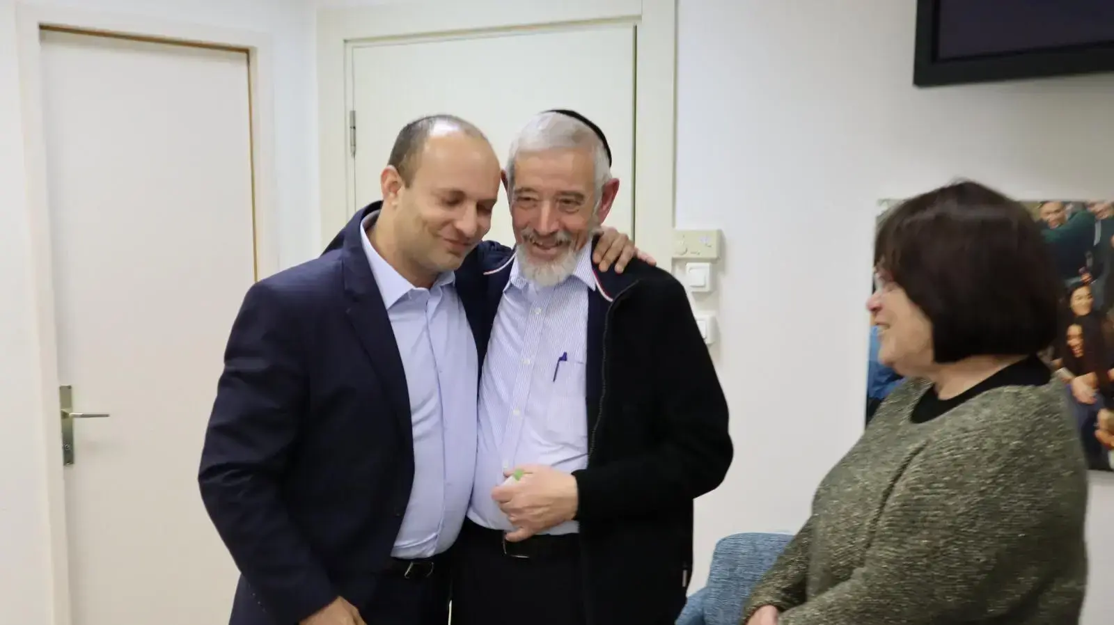 שר החינוך, נפתלי בנט מעדכן את כלה וחתן פרס ישראל לשנת תשע״ט מייסדי עמותת ״זיכרון מנחם״, מירי וחיים ארנטל 2 באפריל 2019
שר החינוך, נפתלי בנט מעדכן את כלה וחתן פרס ישראל לשנת תשע״ט מייסדי עמותת ״זיכרון מנחם״, מירי וחיים ארנטל 2 באפריל 2019