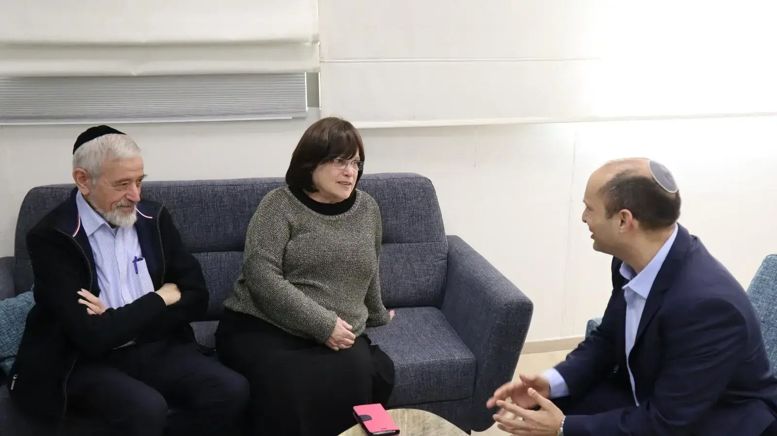 שר החינוך, נפתלי בנט מעדכן את כלה וחתן פרס ישראל לשנת תשע״ט מייסדי עמותת ״זיכרון מנחם״, מירי וחיים ארנטל 2 באפריל 2019
שר החינוך, נפתלי בנט מעדכן את כלה וחתן פרס ישראל לשנת תשע״ט מייסדי עמותת ״זיכרון מנחם״, מירי וחיים ארנטל 2 באפריל 2019