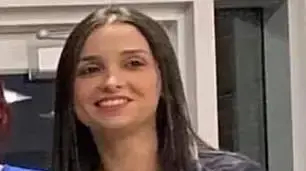 מורה למדעים נעצרה בחשד לקיום יחסי מין עם תלמיד בן 17 מורה למדעים נעצרה בחשד לקיום יחסי מין עם תלמיד בן 17