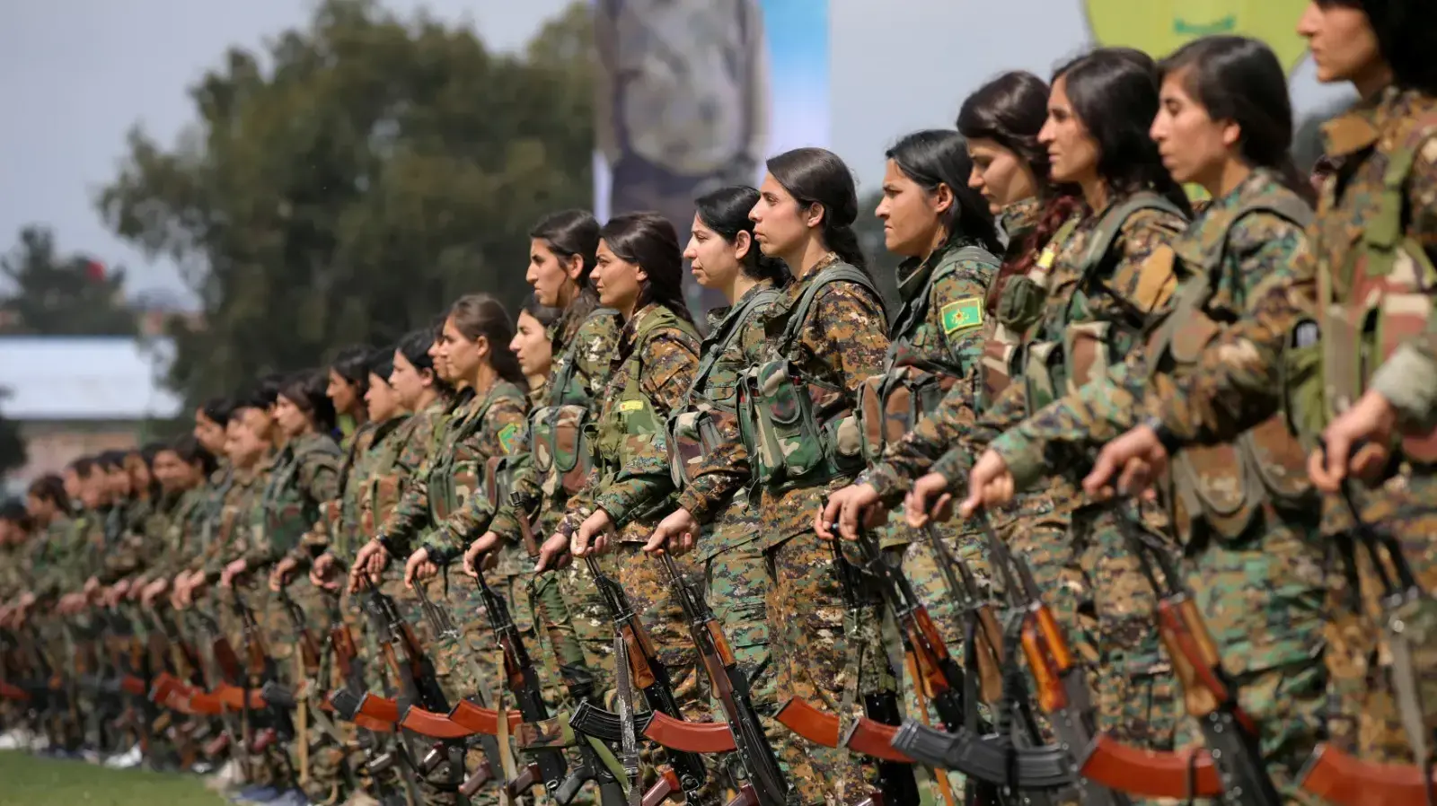 לוחמים כורדים משורות ה-YPG הכורדים חוגגים את הניצחון על דאעש בקמישלי, סוריה, 28 במרץ 2019
