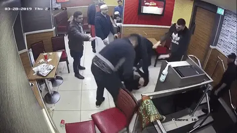 מכות במסעדת מזון מהיר באנגליה