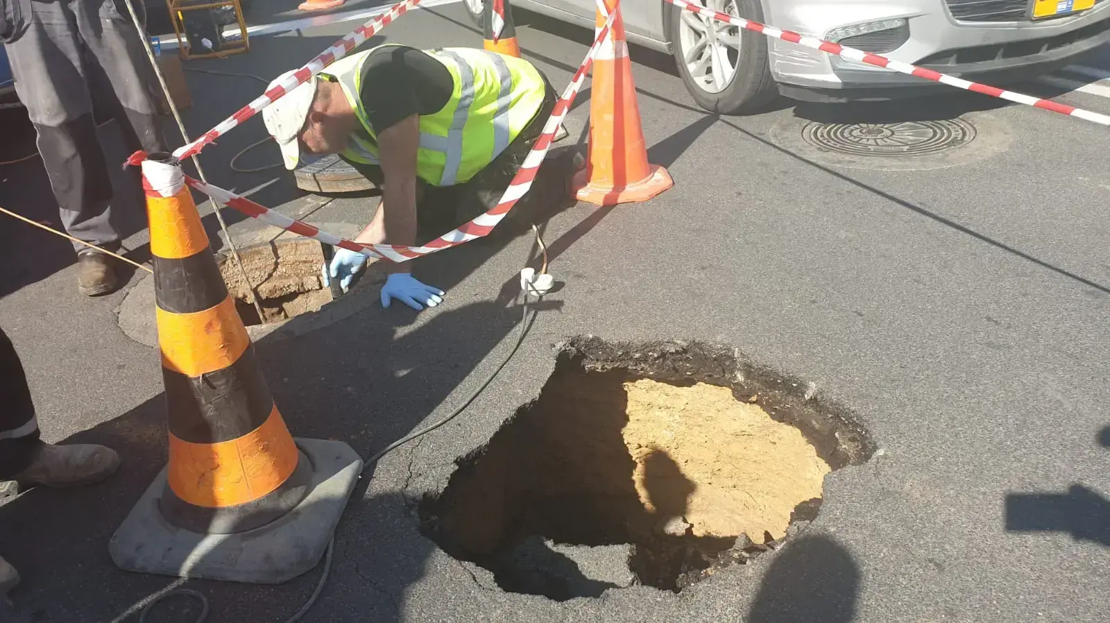 בור גדול שנפער ברחוב הירקון בת"א 3 באפריל 2019 בור גדול שנפער ברחוב הירקון בת"א 3 באפריל 2019