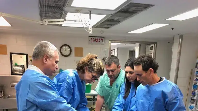 רגע זיהוי עצמותיו של באומל במכון לרפואה משפטית רגע זיהוי עצמותיו של באומל במכון לרפואה משפטית