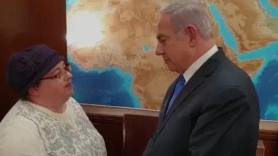 רה"מ, בנימין נתניהו במהלך פגישתו עם אסנה הברמן אחותו של זכריה באומל 4 באפריל 2019 רה"מ, בנימין נתניהו במהלך פגישתו עם אסנה הברמן אחותו של זכריה באומל 4 באפריל 2019