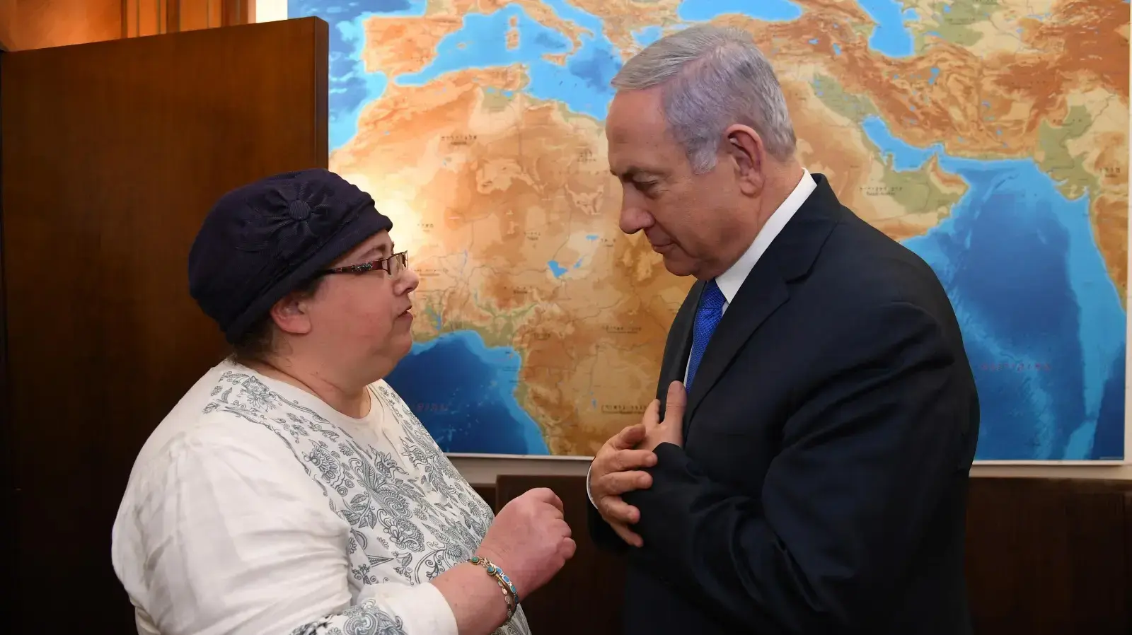רה"מ, בנימין נתניהו במהלך פגישתו עם אסנה הברמן אחותו של זכריה באומל 4 באפריל 2019 רה"מ, בנימין נתניהו במהלך פגישתו עם אסנה הברמן אחותו של זכריה באומל 4 באפריל 2019