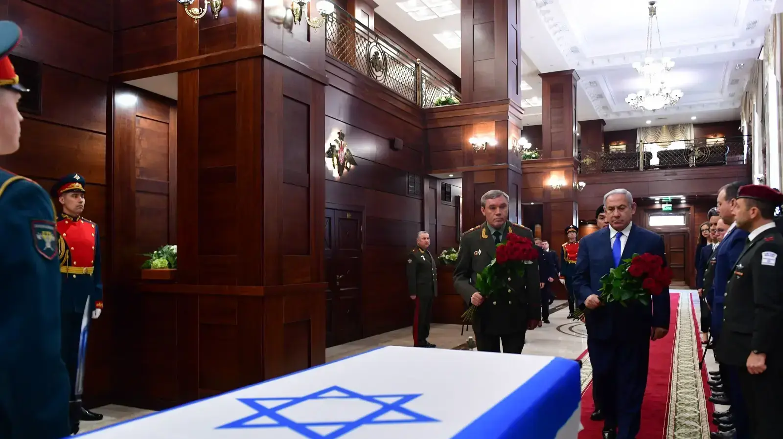ארון ובו פריטים השייכים לזכריה באומל, טקס בהשתתפות ראש הממשלה בנימין נתניהו,
הרמטכל הרוסי גרסימוב, 4 באפריל 2019 ארון ובו פריטים השייכים לזכריה באומל, טקס בהשתתפות ראש הממשלה בנימין נתניהו,
הרמטכל הרוסי גרסימוב, 4 באפריל 2019