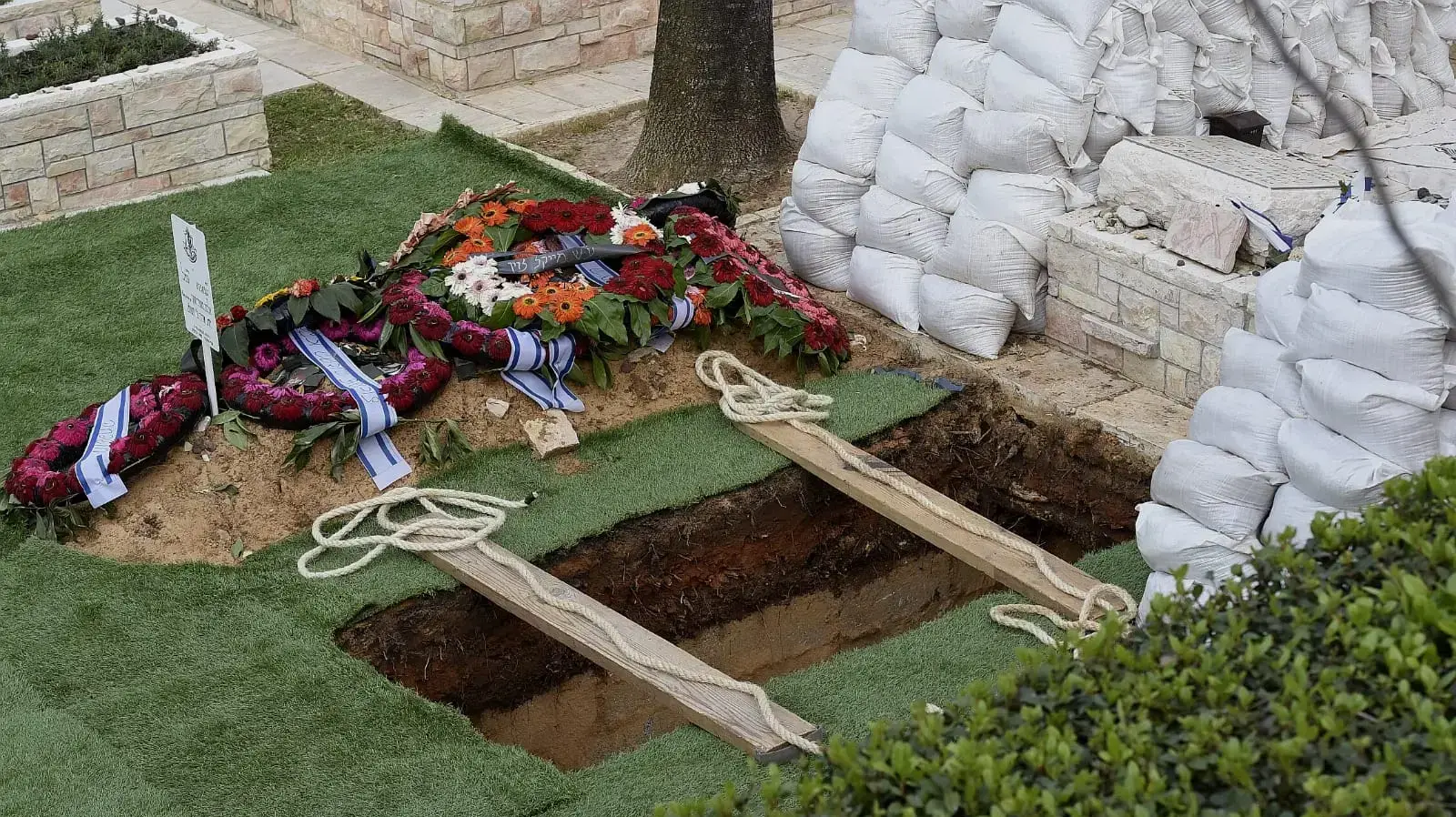 חלקת קברו של זכריה באומל, הר הרצל, ירושלים 4 באפריל 2019 חלקת קברו של זכריה באומל, הר הרצל, ירושלים 4 באפריל 2019