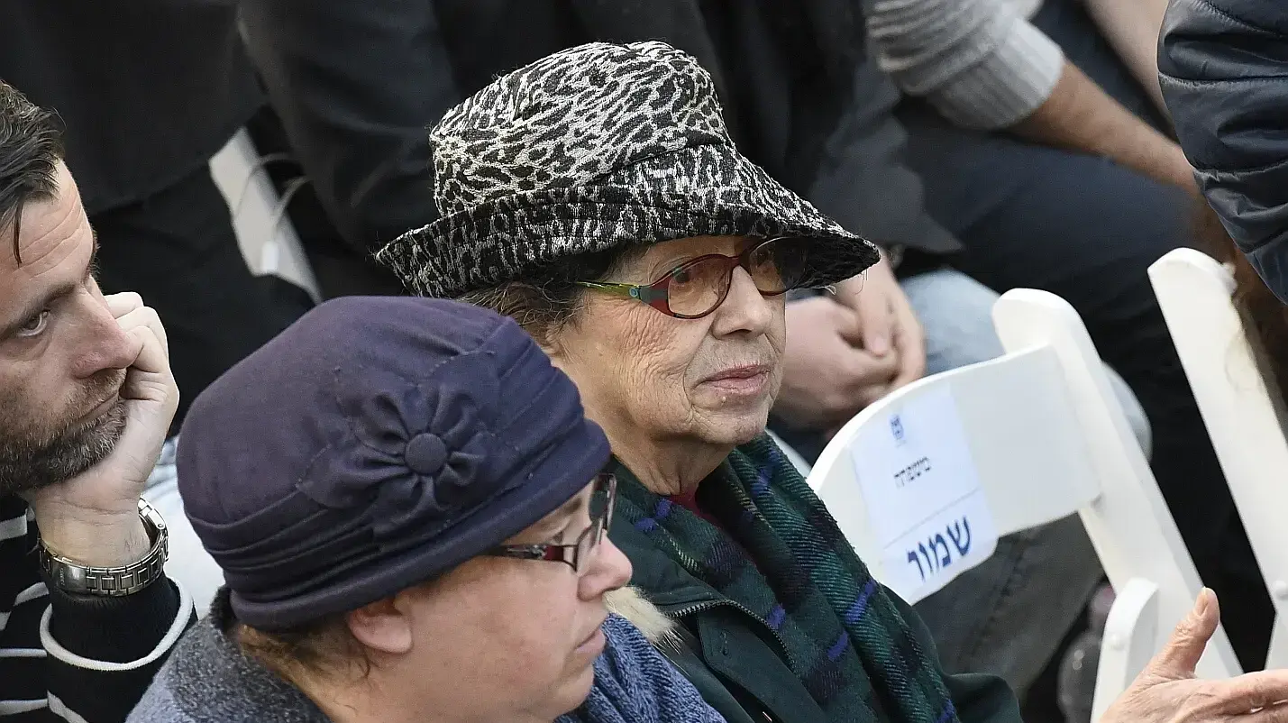 אמו ואחותו של זכריה באומל במהלך הלוויתו של זכריה באומל, הר הרצל, ירושלים 4 באפריל 2019 אמו ואחותו של זכריה באומל במהלך הלוויתו של זכריה באומל, הר הרצל, ירושלים 4 באפריל 2019