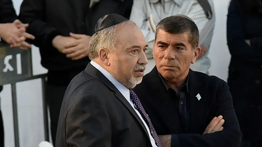 אביגדור ליברמן וגבי אשכנזי במהלך הלוויתו של זכריה באומל, הר הרצל, ירושלים 4 באפריל 2019 אביגדור ליברמן וגבי אשכנזי במהלך הלוויתו של זכריה באומל, הר הרצל, ירושלים 4 באפריל 2019