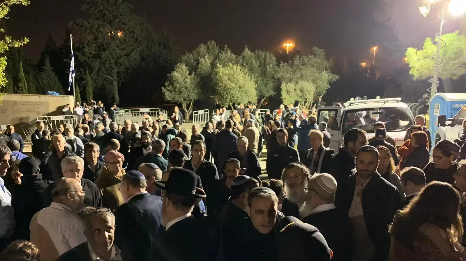 שריונרים מחכים מחוץ לחלקת קברו של זכריה באומל, 4 באפריל 2019 שריונרים מחכים מחוץ לחלקת קברו של זכריה באומל, 4 באפריל 2019