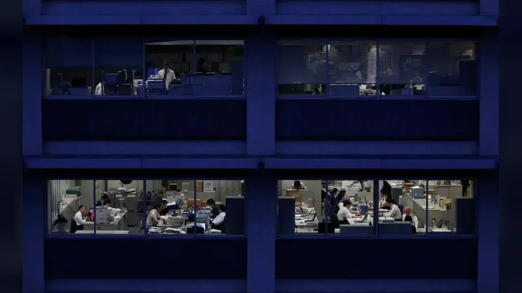 אנשים עובדים בבניין בטוקיו, יפן. 3 במרץ 2015 אנשים עובדים בבניין בטוקיו, יפן. 3 במרץ 2015