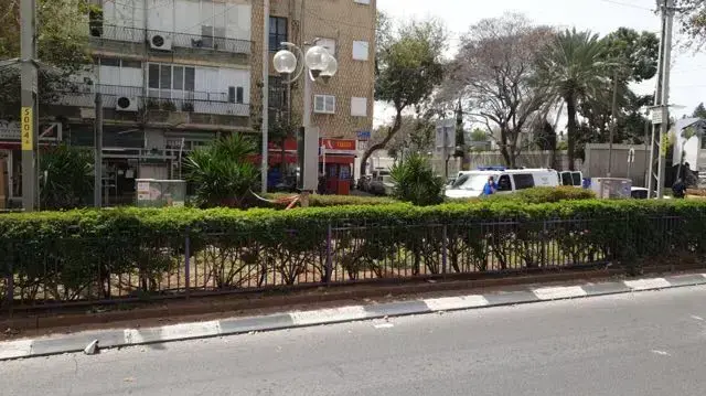 עשרות דיירים ברחוב דב הוז 79 בחולון פונו מבתיהם לאחר חשד כי בבנין הוסתרו מטעני חבלה, 6 באפריל 2019 עשרות דיירים ברחוב דב הוז 79 בחולון פונו מבתיהם לאחר חשד כי בבנין הוסתרו מטעני חבלה, 6 באפריל 2019