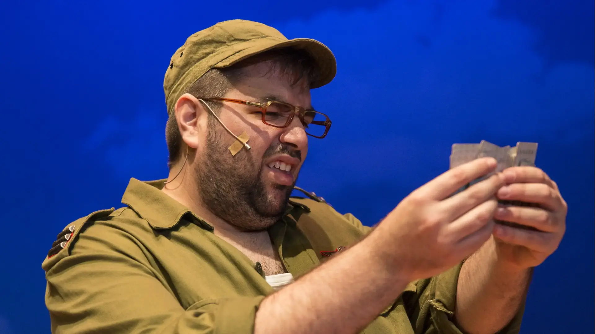 בן יוסיפוביץ' בהצגה "גבעת חלפון אינה עונה" בהבימה בן יוסיפוביץ' בהצגה "גבעת חלפון אינה עונה" בהבימה