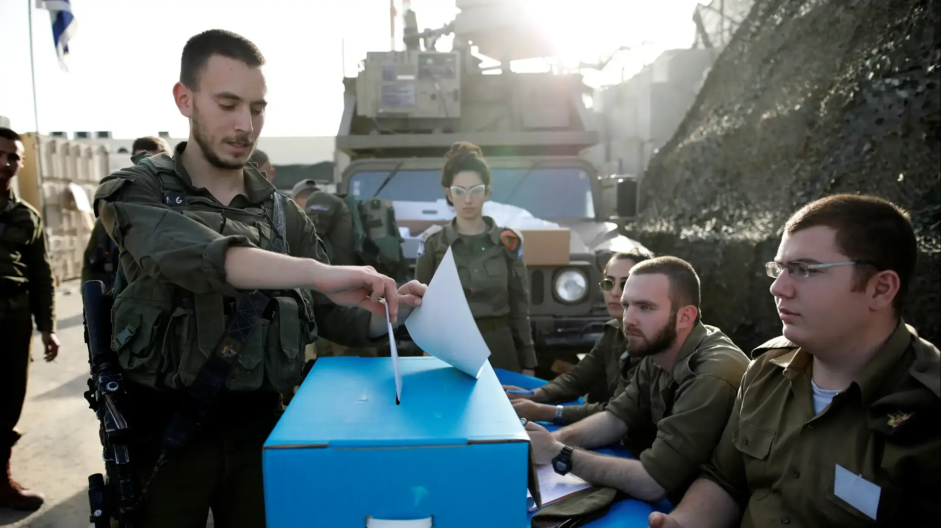 חיילים מצביעים בקלפי בגבול הצפוני של רצועת עזה, 7 באפריל 2019 חיילים מצביעים בקלפי בגבול הצפוני של רצועת עזה, 7 באפריל 2019