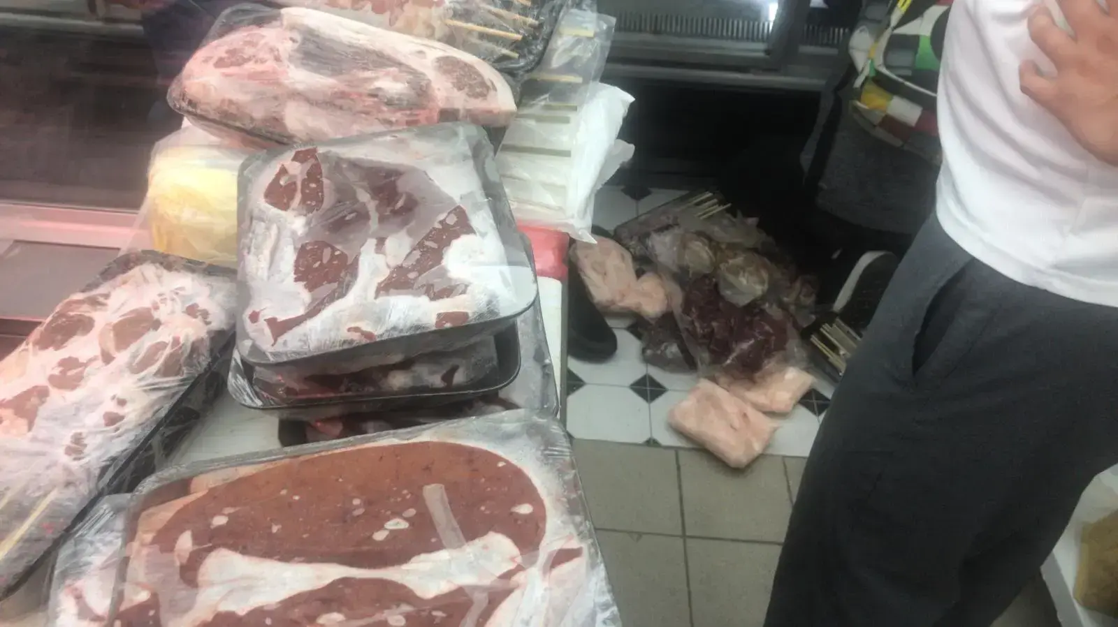 פשיטת המשטרה על בית העסק של עמיר מולנר פשיטת המשטרה על בית העסק של עמיר מולנר